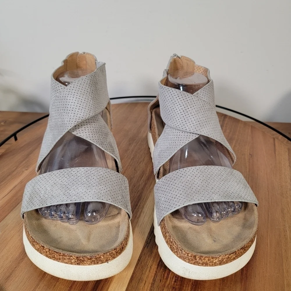 ND New Directions Irlena Platforms Gray Faux Suede Sandals Size 10